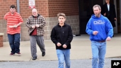 家人陪着孩子离开发生了枪击事件的马歇尔郡高中。(2018年1月23日)