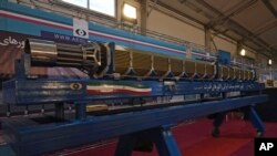 伊朗在德黑兰举行的核成就展览中展示伊朗制造的核燃料设施。(2023年2月8日)