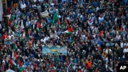 2018年5月14日,土耳其抗议者在伊斯坦布尔举行示威游行,反对美国大使馆从特拉维夫迁到耶路撒冷。