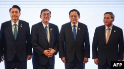 2024年10月10日,在万象举行的东盟峰会期间,(从左至右)韩国总统尹锡悦、日本首相石破茂、老挝总理宋赛-西潘敦和中国国务院总理李强在第27届东盟+3 峰会上合影留念。