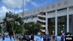 香港政府未经地区咨询,容许华大基因在港岛西区中山纪念公园体育馆改建临时”火眼实验室”,进行全民病毒检测,引起当区居民不满,一批民主派中西区区议员8月7日早上到场抗议,并要求召开区议会特别会议,约200名警员到场驻守。 (美国之音汤惠芸拍摄)