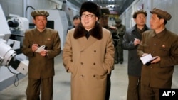 朝鲜领导人金正恩(中)。