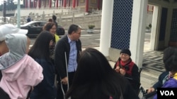 台北的中正纪念堂附近的自由广场上的游客。(美国之音萧洵拍摄)