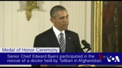 奥巴马向一名海豹队员授荣誉勋章 奥巴马向一名海豹队员授荣誉勋章