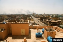 Asap mengepul di atas bangunan selama bentrokan antara Pasukan Dukungan Cepat paramiliter dan tentara di Khartoum, Sudan 17 April 2023. (REUTERS/Stringer)