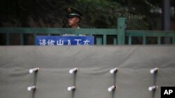 一名中国武警士兵站在日本驻北京大使馆前。 (资料照片)