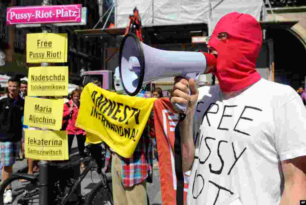 Một nhà hoạt động ở Munich, Đức thuộc nhóm Ân xá Quốc tế biểu tình kêu gọi trả tự do cho các thành viên Pussy Riot