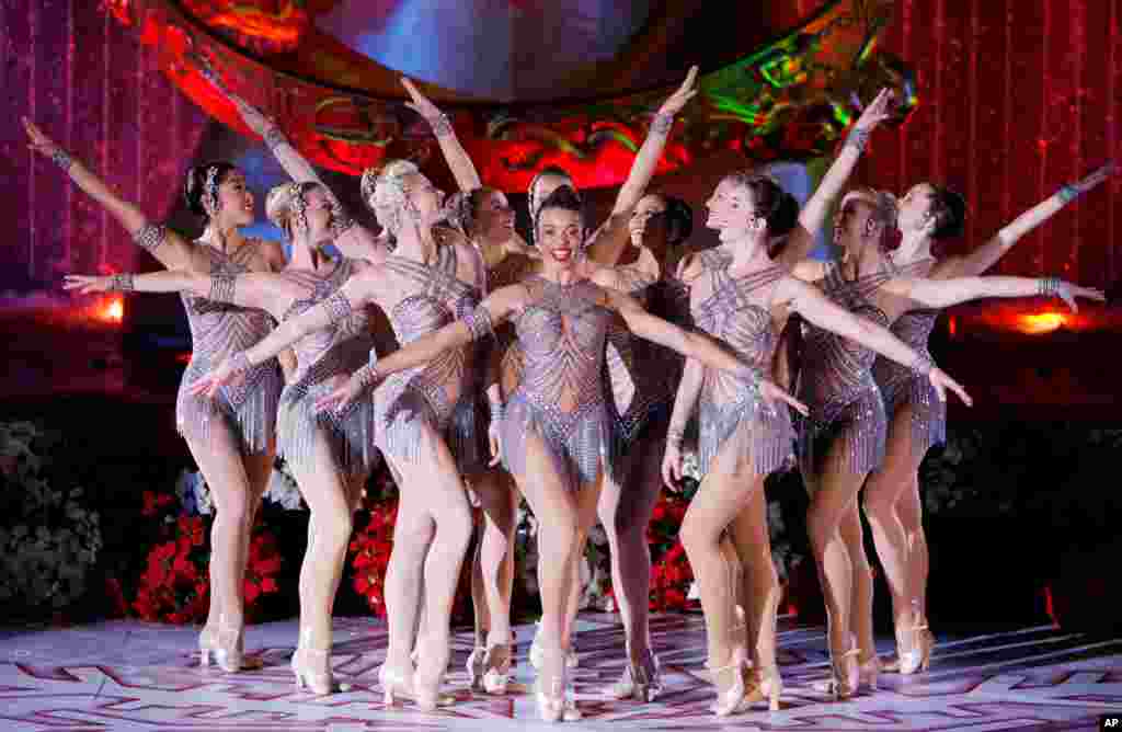 无线电城音乐厅火箭女郎舞蹈团在纽约洛克菲勒中心的圣诞树亮灯仪式上表演(2007年)。在这种节日庆典中,在纽约第五大道名店圣诞橱窗揭幕式上,都有她们的身影。