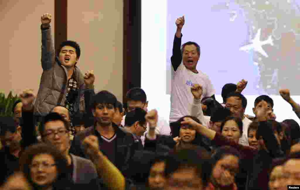 Thân nhân của các hành khách người Trung Quốc trên chuyến bay MH370 phản ứng phẫn nộ về việc thiếu thông tin tại một cuộc họp báo của chính phủ Malaysia tại Khách sạn Lido ở Bắc Kinh.