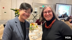 美国在台协会执行理事蓝莺(右)与驻美国台北经济文化代表处副代表杨懿珊参加华府台湾同乡会感恩节餐会合影。(2024年11月16日,美国之音锺辰芳拍摄)