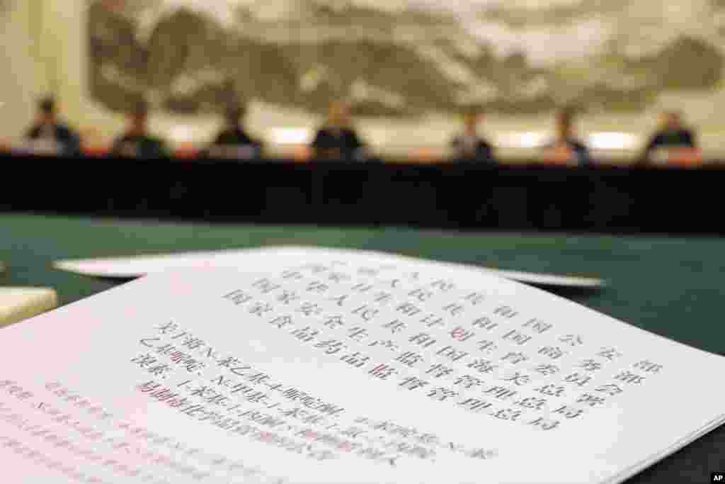 中国发布的文件列出被禁化学物品(2017年12月28日)。中国和美国当局合作,推动执行国际药物管控法规,并减缓流入美国的易制毒化学品。但两国政府在谁要负更大责任的问题上有争论。中国公安部禁制毒品处处长于海斌说:“中方从来不否认有中方产的芬太尼的阿片类物质到美国这种情况出现,但是这一态势的情况包括数据、比例,我们确实没有情报和证据来支持它。20%,30%,70%,甚至80%,这个不好主观做出评判。” 美国之音的相关报道包括《美国听证会论说阿片类药物危机和来自中国的芬太尼 》《川普:将要求习近平处理中国制阿片类毒品问题 》《新鸦片战争:中国的致命出口 》。  