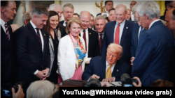 2025年7月16日, 特朗普总统在白宫签署《终止所有致命芬太尼贩运法案》。