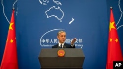 왕원빈 중국 외교부 대변인이 베이징 시내 청사에서 브리핑하고 있다. (자료사진)