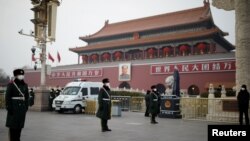 带着防疫口罩的武警士兵在天安门前站岗。(2020年1月27日)