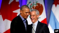 资料照片:时任芝加哥市长伊曼纽尔(Rahm Emanuel)在芝加哥举行的全球市长气候变化峰会上介绍美国前总统奥巴马。(2017年12月5日,)