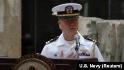 台湾出生的美国海军少校(时为上尉)爱德华·林2008年12月3日在夏威夷的一次公民入籍宣誓仪式上。(资料照)