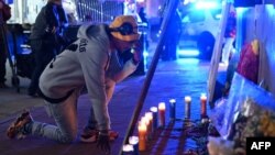 2025年1月2日,一名男子在路易斯安那州新奥尔良波旁街设立的纪念碑前表达悼念。美国联邦调查局周四表示,一名效忠伊斯兰国圣战组织的美国陆军老兵很可能是单独行动,他驾驶卡车袭击了新奥尔良新年狂欢人群,造成至少14 人死亡,数十人受伤。