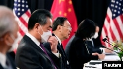 中共政治局委员杨洁篪(中)和中国外长王毅在阿拉斯加美中高层会谈上。(2021年3月18日)
