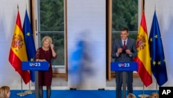 欧盟主席冯德莱恩与西班牙首相桑切斯2023年7月3日在马德里的记者会上。(图片来自美联社)