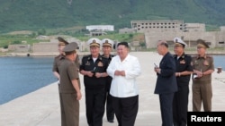朝中社提供的照片显示,朝鲜领导人金正恩参观了一个秘密地点的海军基地建筑工地。(路透社:2024年9月8日)