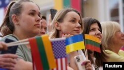 Прапори України, Литви та США у демонстрантів під час зустрічі з президентом США Джо Байденом у Вільнюському університеті після саміту НАТО у Вільнюсі, Литва, 12 липня 2023 р. REUTERS/Kevin Lamarque