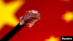 以中国国旗为背景的网络线缆插头