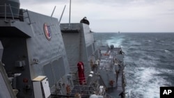 资料照片:美国海军阿利·伯克级驱逐舰拉尔夫·约翰逊号(USS Ralph Johnson)在台湾海峡执行例行任务。(2023年9月9日)