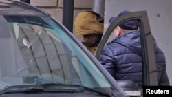 美国华尔街日报记者埃文·格什科维奇离开莫斯科一家法院大楼。(2023年3月30日)