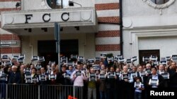 1月8日,法国查理杂志的支持者手持“我是查理”的标语牌,在香港外国记者俱乐部外面举行静坐抗议。