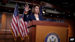 众议院民主党领袖南希·佩洛西在国会记者会上讲话(2017年6月9日)