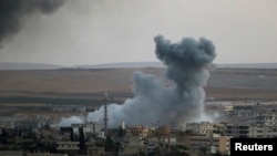 浓烟在叙利亚城镇科巴尼升起