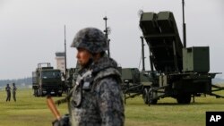 资料照:日本航空自卫队在东京郊区的美国横田空军基地展示利用PAC-3地对空拦截器的军事训练。(2017年8月29日)