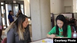 绿卡持有者在马里兰州罗克维尔市的一个咨询诊所了解如何申请成为美国公民。(图片由AAJC提供)