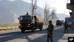 2019年2月7日,印度控制的克什米尔斯利那加郊区的一个高速公路上,一支印度军队士兵在站岗。