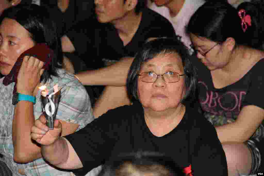 纪念六四25周年香港维园烛光晚会(美国之音图片/海彦拍摄)