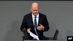 2024 年 12 月 16 日,德国柏林,德国总理奥拉夫·朔尔茨在面临不信任投票之前在德国议会全体会议上发表讲话。