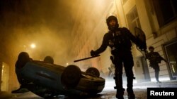 法国镇暴警察在巴黎的抗议活动中行动。(2023年7月2日)