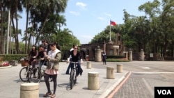 台湾著名学府-台大校本部的前门外景(2013年资料照片 美国之音杨晨拍摄)