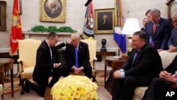 美国总统特朗普在白宫的总统办公室和美国牧师安德鲁·布伦森一起祈祷(2018年10月13日)。