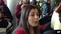 一位留学美国的伊朗学生在纽约肯尼迪机场被释放后向朋友致意2017年1月29日)