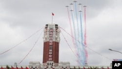 在双十国庆期间,台湾空军雷虎特技小组的飞机飞过位于台湾的总统府。(2024年10月10日)