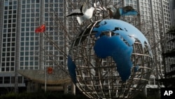 中国外交部大楼前的地球仪与和平鸽。(2020年3月18日)