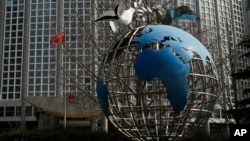 中国外交部大楼前的地球仪与和平鸽。(2020年3月18日)