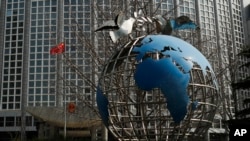 资料照片:中国外交部大楼前的地球仪雕像。(2020年3月18日)