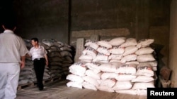 资料照:通过联合国世界粮食援助项目运到朝鲜平壤西北部一个仓库里的粮食。