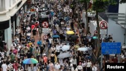 香港民众在香港主权移交纪念日举行游行反对港版国安法。(2020年7月1日)