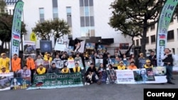 位于美国洛杉矶的中国维权人士界立建星期日(12月22日)于当地的中国领事馆前发起抗议,抗议人士除声援江西网红李宜雪外,也要求中共局立即释放何方美、董瑶琼和吴亚楠等被以“精神病”为由迫害的所有受害者。 (照片由界立建提供)