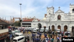 爆炸发生后,斯里兰卡军官守护在圣安东尼神社前(2019年4月21日)