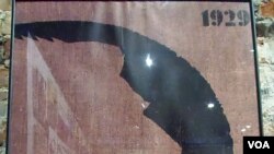 90年代的宣传画,反映斯大林集体化农庄政策。集体化农庄是造成乌克兰大饥荒的一个原因 (美国之音白桦)