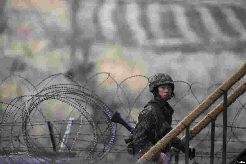 一名韩国士兵2013年3月12日在首尔以北坡州靠近分隔朝鲜半岛南北双方的非军事区走上一个观察哨所的台阶